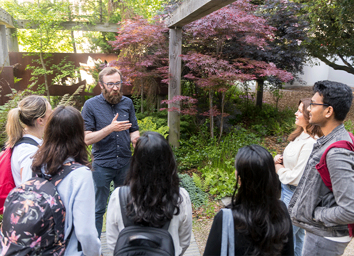 Dr Adam Kane, Assistant Professor in the UCD School of Biology and Environmental Science giving a talk to students in the Evolution Garden